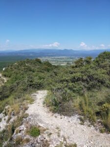 chemin sur les monts de la serre